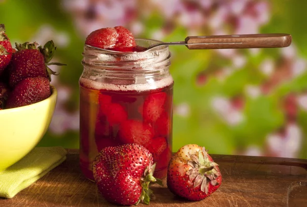 Still life of strawberry jam with fresh strawberry on backdrop — Stock Photo, Image