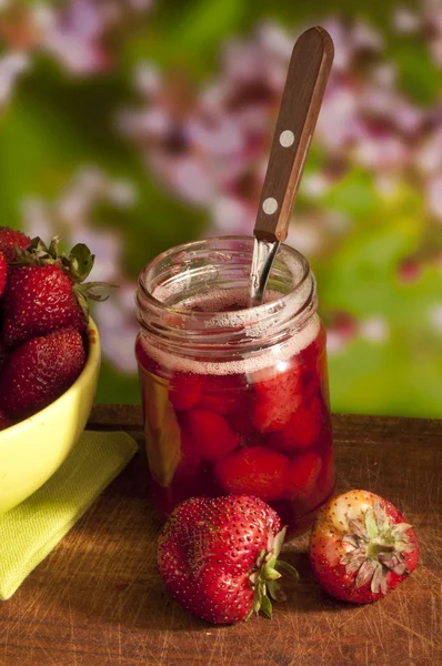 Stilleven van strawberry jam met verse aardbeien op achtergrond — Stockfoto