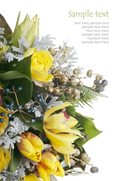 Kreativer Strauß mit Tulpen und Orchidee auf weißem Hintergrund — Stockfoto