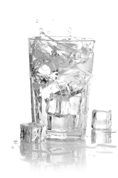 Fröccsenő víz az üveg ower fehér háttér — Stock Fotó