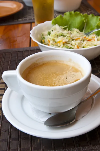 Restoran salata arka masada kahve fincanı — Stok fotoğraf