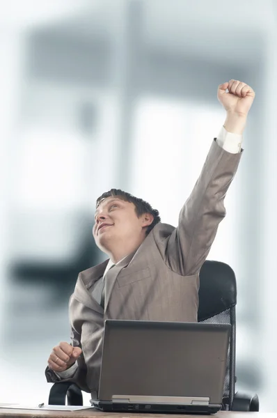 Executivo feliz levantando punhos em emoção — Fotografia de Stock