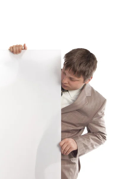 Empresário segurando uma placa branca em branco — Fotografia de Stock