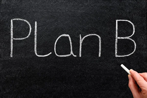 Plano B escrito com giz branco em um quadro negro. — Fotografia de Stock