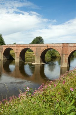 herefordshire, İngiltere'de wye river bredwardine köprüden.