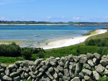 taş duvar ve orta town beach, Scilly Adaları St martins Kuru.