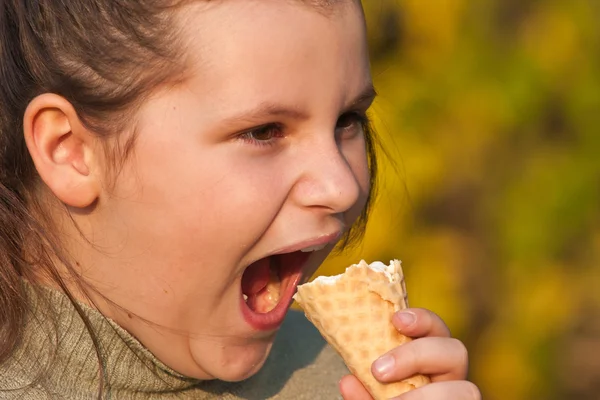 Ragazza con gelato — Foto Stock