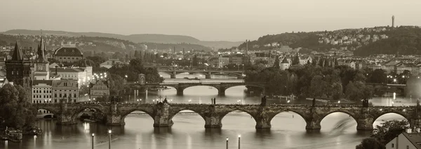 Widok na Most Karola i rzeki Wełtawy, czarno-białe — Zdjęcie stockowe