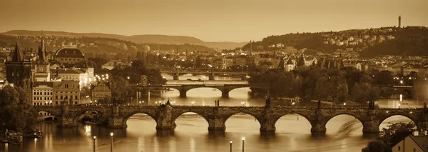 Widok na Most Karola i rzeki Wełtawy, sepia — Zdjęcie stockowe