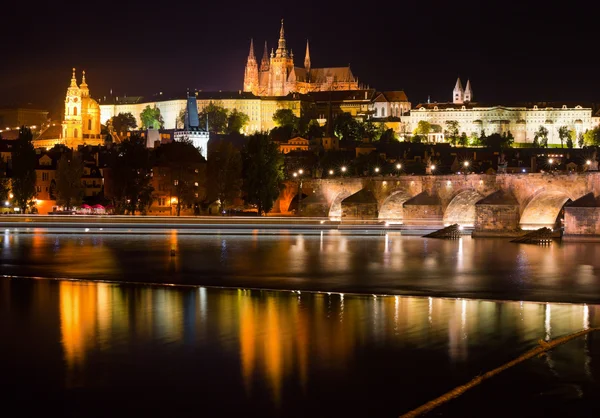Ночной вид на Прагу — стоковое фото