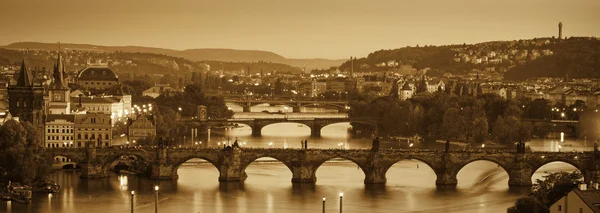 Zobrazit na Karlův most a řeku Vltavu, sépie — Stock fotografie