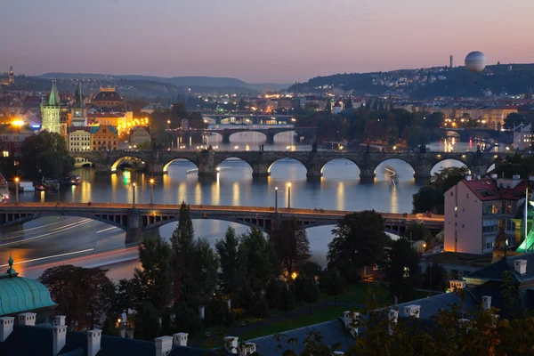 Vista en el Puente de Carlos y el río Moldava — Foto de Stock
