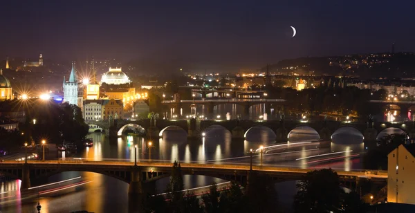 夜景在查尔斯河大桥和伏尔塔瓦河河 — 图库照片