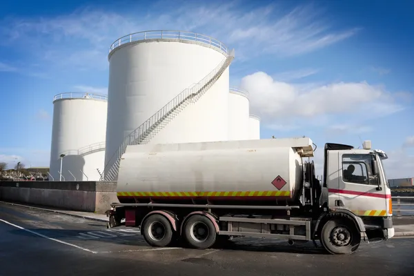Yakıt tankı ile kamyon — Stok fotoğraf