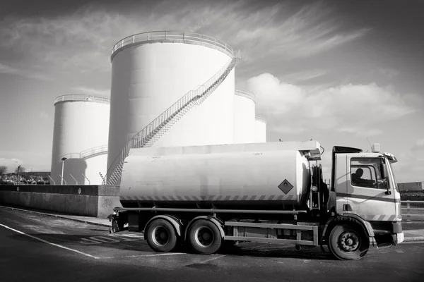 Lastbil med bränsletanken, svart och vitt — Stockfoto
