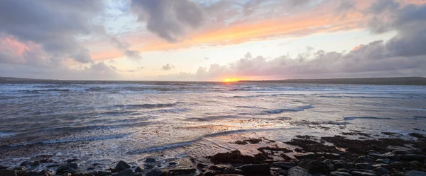 Coucher de soleil panoramique sur l'océan — Photo