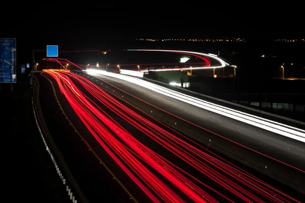Éjszakai idő forgalom autópályán — Stock Fotó