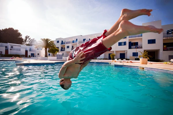 Ragazzo immersioni in piscina — Foto Stock