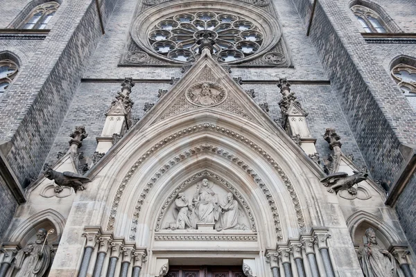 Topo do portal da catedral — Fotografia de Stock
