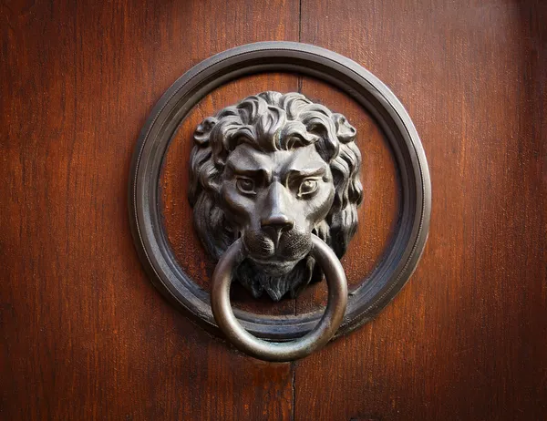 ライオンの頭のドアのノック — ストック写真