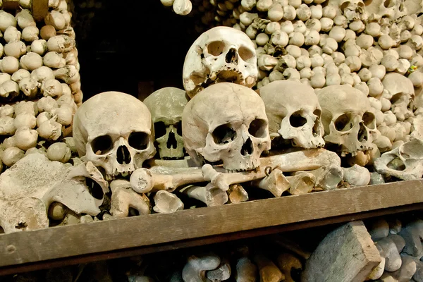 Skulls and bones in the bone chapel in Kutna Hora, Czech Republic — Stock Photo, Image