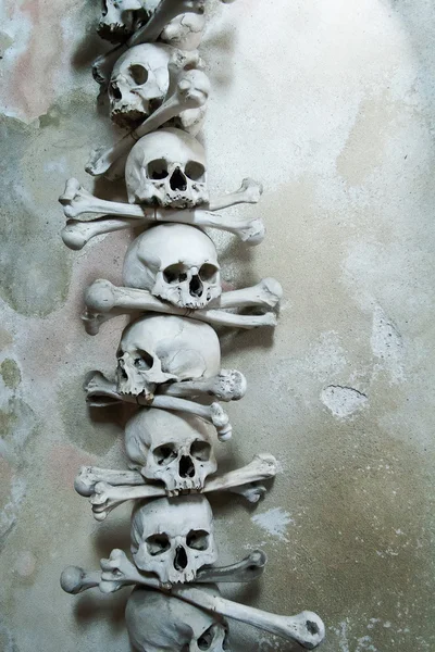 Черепа и кости в костяной часовне в Кутна Гора, Чехия — стоковое фото