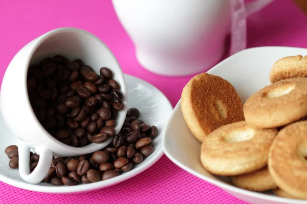 Biscoitos e café grão — Fotografia de Stock