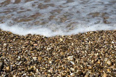 çakıl plajı ile deniz dalgası