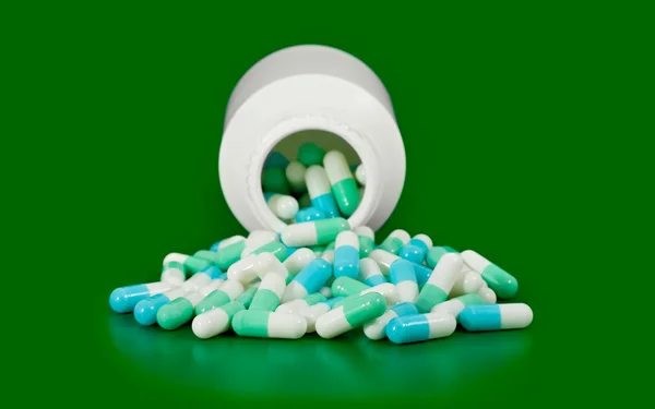Üveg gyógyszer tabletta ömlött — Stock Fotó