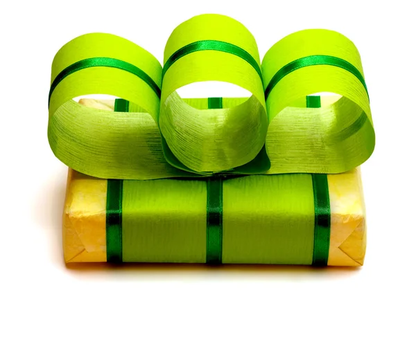 Зеленая подарочная коробка с зеленой лентой — стоковое фото