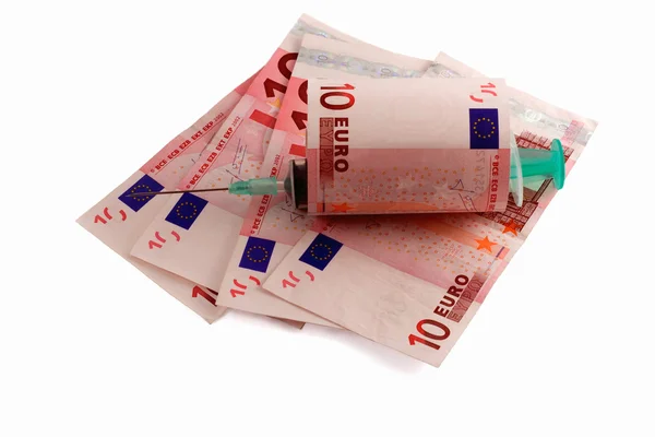 Siringa con ago sui soldi in euro — Foto Stock