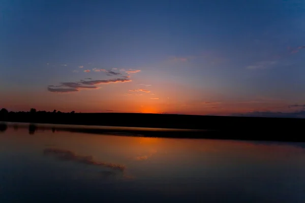 Vycházející slunce na jezeře — Stock fotografie
