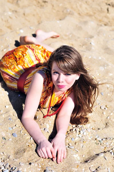 Menina deitada na areia — Fotografia de Stock