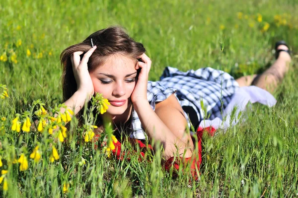 Adolescent fille étendu sur l 'prairie — Photo
