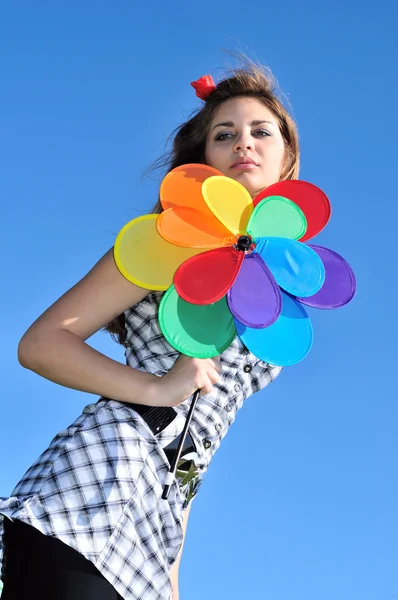 Chica sosteniendo molino de viento —  Fotos de Stock