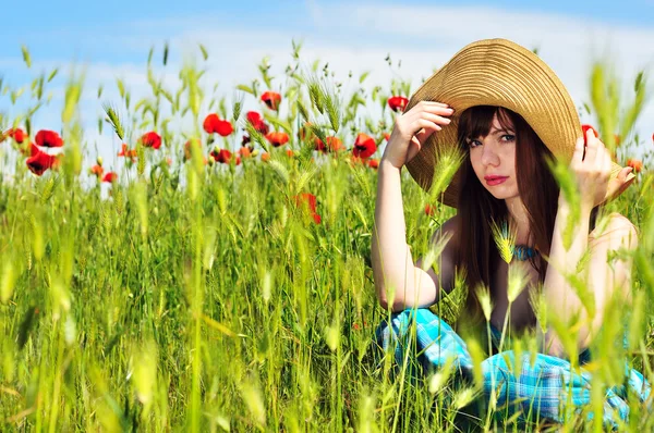 Meisje in veld — Stockfoto