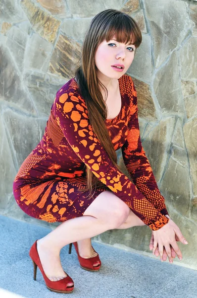 Sitzendes Mode-Mädchen — Stockfoto