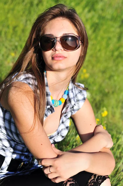 Móda dívka, která nosí sluneční brýle — Stock fotografie