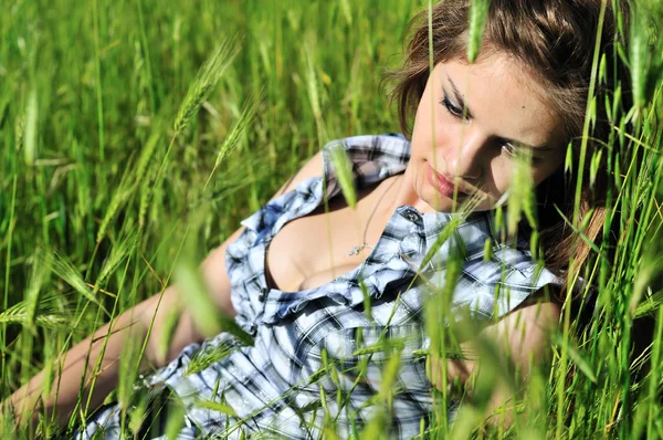 Леди в траве — стоковое фото