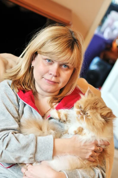 Женщина со своим котом — стоковое фото