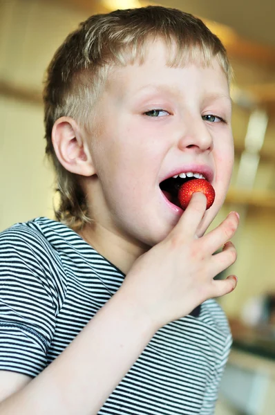 Chlapec se těší jahoda — Stock fotografie