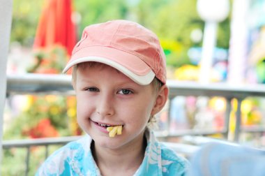 Café komik şirin çocuk