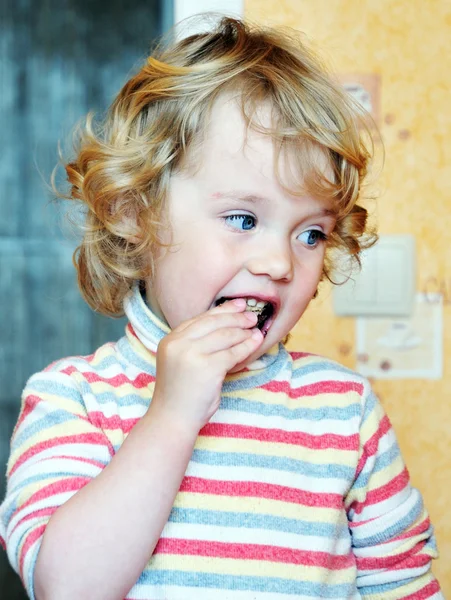 Κορίτσι τρώει γλυκά — Φωτογραφία Αρχείου