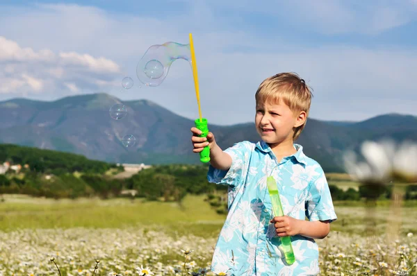 Jongen en zeepbellen — Stockfoto