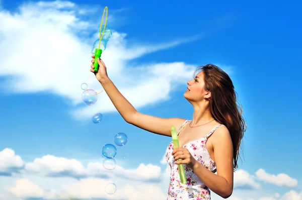 Adolescente menina soprando bolhas de sabão — Fotografia de Stock