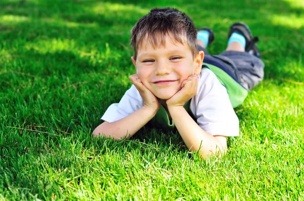 Счастливый маленький мальчик на траве — стоковое фото