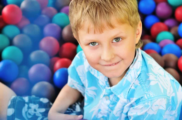 Хлопчик в купі кульок — стокове фото