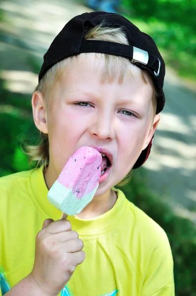 Niño comiendo helado —  Fotos de Stock