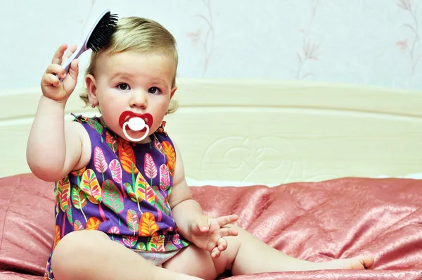 Menina bebê usando pente — Fotografia de Stock