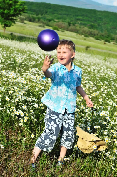 Boy dropping ball — Stock Photo, Image
